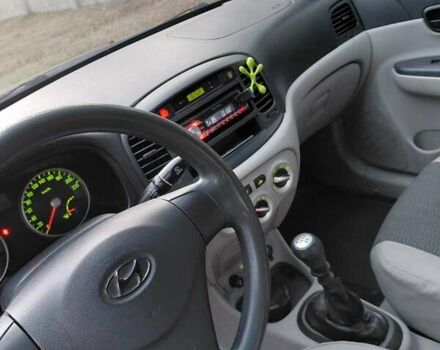 Черный Хендай Акцент, объемом двигателя 1.4 л и пробегом 230 тыс. км за 4600 $, фото 4 на Automoto.ua