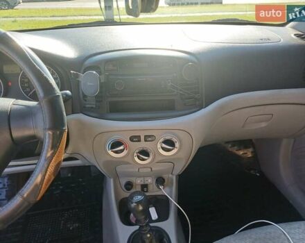 Черный Хендай Акцент, объемом двигателя 1.4 л и пробегом 317 тыс. км за 4000 $, фото 10 на Automoto.ua