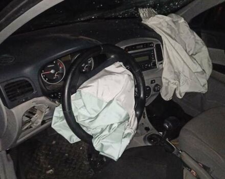 Черный Хендай Акцент, объемом двигателя 1.6 л и пробегом 196 тыс. км за 1800 $, фото 5 на Automoto.ua