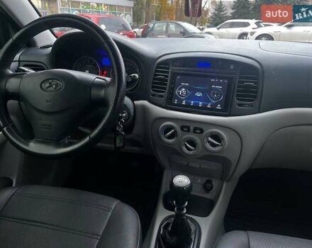 Черный Хендай Акцент, объемом двигателя 1.4 л и пробегом 197 тыс. км за 4900 $, фото 13 на Automoto.ua