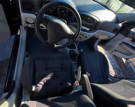 Черный Хендай Акцент, объемом двигателя 1.4 л и пробегом 210 тыс. км за 4050 $, фото 11 на Automoto.ua