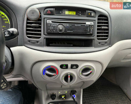 Черный Хендай Акцент, объемом двигателя 1.4 л и пробегом 165 тыс. км за 5390 $, фото 11 на Automoto.ua