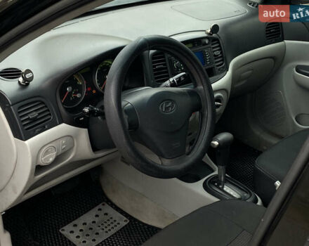 Черный Хендай Акцент, объемом двигателя 1.4 л и пробегом 215 тыс. км за 4799 $, фото 6 на Automoto.ua
