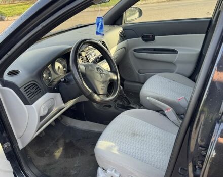 Черный Хендай Акцент, объемом двигателя 1.4 л и пробегом 300 тыс. км за 3300 $, фото 6 на Automoto.ua