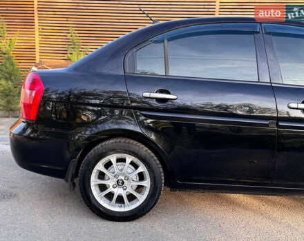 Черный Хендай Акцент, объемом двигателя 1.4 л и пробегом 128 тыс. км за 5800 $, фото 6 на Automoto.ua