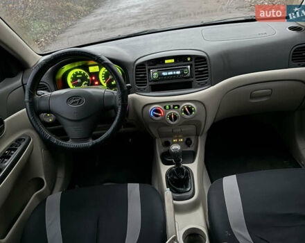 Коричневый Хендай Акцент, объемом двигателя 1.4 л и пробегом 298 тыс. км за 3600 $, фото 5 на Automoto.ua