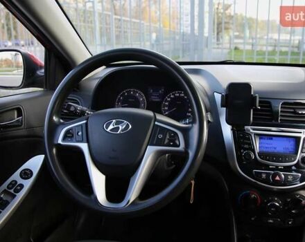 Красный Хендай Акцент, объемом двигателя 1.4 л и пробегом 160 тыс. км за 7600 $, фото 11 на Automoto.ua