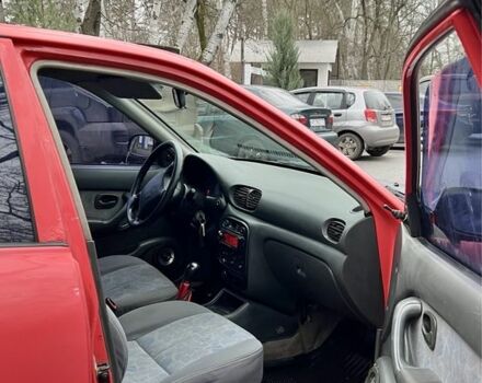 Красный Хендай Акцент, объемом двигателя 1.3 л и пробегом 300 тыс. км за 1200 $, фото 9 на Automoto.ua