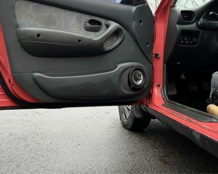 Красный Хендай Акцент, объемом двигателя 1.3 л и пробегом 300 тыс. км за 1200 $, фото 6 на Automoto.ua