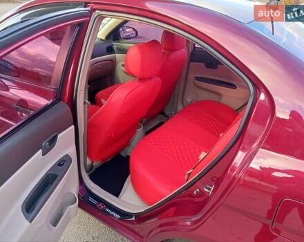 Красный Хендай Акцент, объемом двигателя 1.6 л и пробегом 255 тыс. км за 5600 $, фото 9 на Automoto.ua
