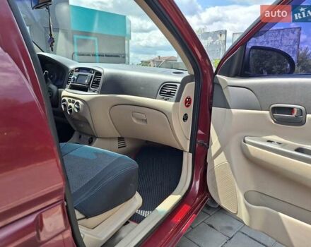 Красный Хендай Акцент, объемом двигателя 1.4 л и пробегом 258 тыс. км за 5200 $, фото 9 на Automoto.ua