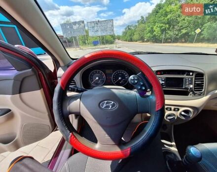 Красный Хендай Акцент, объемом двигателя 1.4 л и пробегом 258 тыс. км за 5200 $, фото 4 на Automoto.ua