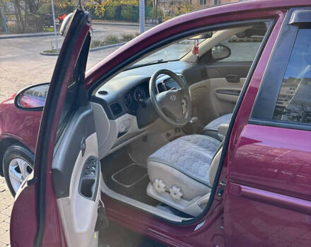 Красный Хендай Акцент, объемом двигателя 1.4 л и пробегом 206 тыс. км за 5100 $, фото 7 на Automoto.ua