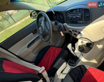 Червоний Хендай Акцент, об'ємом двигуна 1.4 л та пробігом 135 тис. км за 5200 $, фото 5 на Automoto.ua