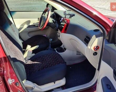 Красный Хендай Акцент, объемом двигателя 1.4 л и пробегом 325 тыс. км за 4000 $, фото 11 на Automoto.ua