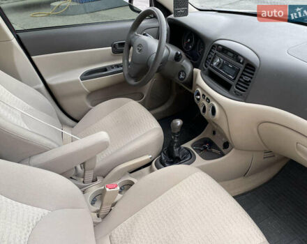 Красный Хендай Акцент, объемом двигателя 1.4 л и пробегом 185 тыс. км за 4800 $, фото 4 на Automoto.ua