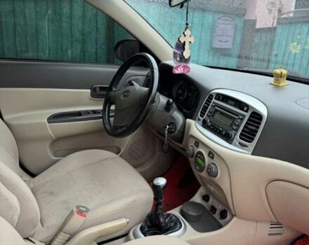 Красный Хендай Акцент, объемом двигателя 1.6 л и пробегом 218 тыс. км за 5100 $, фото 8 на Automoto.ua