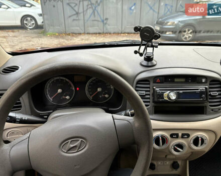 Красный Хендай Акцент, объемом двигателя 1.4 л и пробегом 200 тыс. км за 4750 $, фото 18 на Automoto.ua