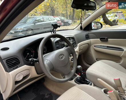 Красный Хендай Акцент, объемом двигателя 1.4 л и пробегом 200 тыс. км за 4750 $, фото 16 на Automoto.ua