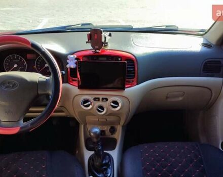 Красный Хендай Акцент, объемом двигателя 1.4 л и пробегом 325 тыс. км за 4000 $, фото 8 на Automoto.ua