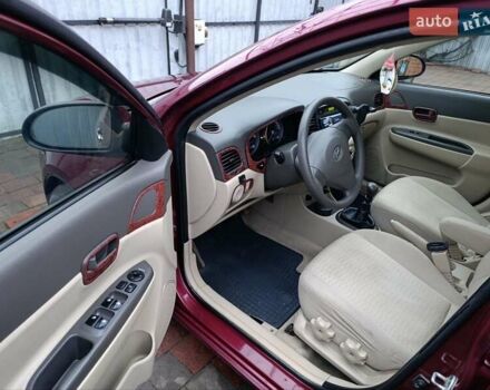 Красный Хендай Акцент, объемом двигателя 1.4 л и пробегом 156 тыс. км за 4700 $, фото 13 на Automoto.ua