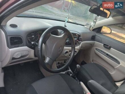 Красный Хендай Акцент, объемом двигателя 1.4 л и пробегом 148 тыс. км за 5000 $, фото 1 на Automoto.ua