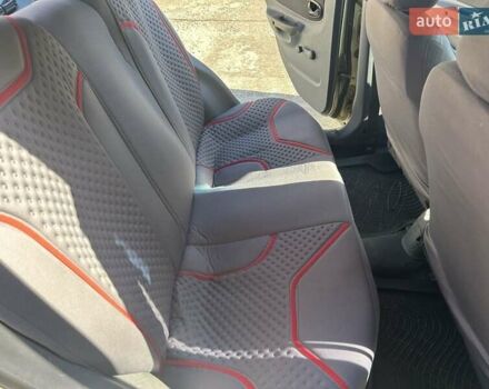 Желтый Хендай Акцент, объемом двигателя 1.3 л и пробегом 380 тыс. км за 1750 $, фото 3 на Automoto.ua