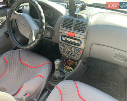 Желтый Хендай Акцент, объемом двигателя 1.34 л и пробегом 380 тыс. км за 1450 $, фото 2 на Automoto.ua