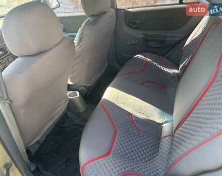 Желтый Хендай Акцент, объемом двигателя 1.3 л и пробегом 380 тыс. км за 1750 $, фото 4 на Automoto.ua