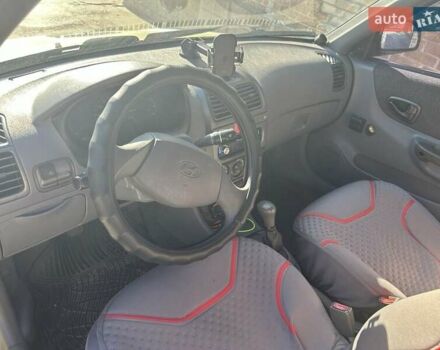 Желтый Хендай Акцент, объемом двигателя 1.3 л и пробегом 380 тыс. км за 1750 $, фото 2 на Automoto.ua