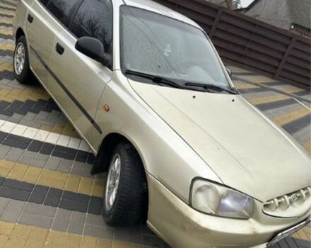 Желтый Хендай Акцент, объемом двигателя 1.3 л и пробегом 380 тыс. км за 1750 $, фото 1 на Automoto.ua