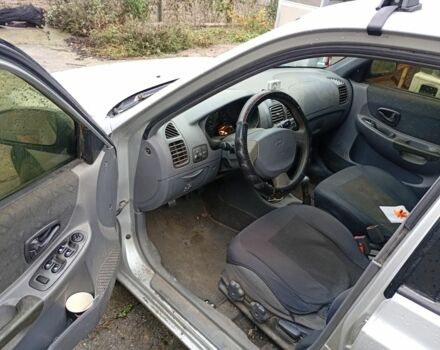 Серый Хендай Акцент, объемом двигателя 1.3 л и пробегом 440 тыс. км за 2500 $, фото 5 на Automoto.ua