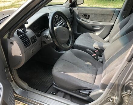 Серый Хендай Акцент, объемом двигателя 1.3 л и пробегом 280 тыс. км за 1200 $, фото 7 на Automoto.ua