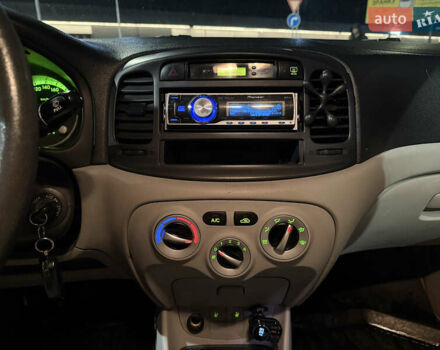 Серый Хендай Акцент, объемом двигателя 1.49 л и пробегом 280 тыс. км за 3800 $, фото 10 на Automoto.ua