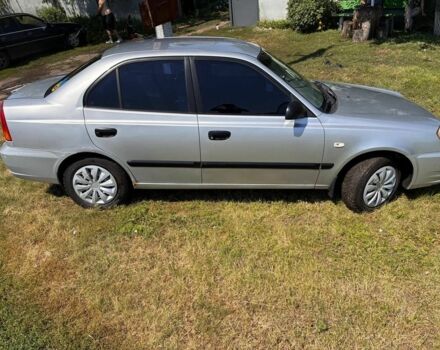 Серый Хендай Акцент, объемом двигателя 1.3 л и пробегом 300 тыс. км за 2800 $, фото 2 на Automoto.ua