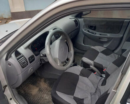 Серый Хендай Акцент, объемом двигателя 1.5 л и пробегом 170 тыс. км за 3000 $, фото 5 на Automoto.ua