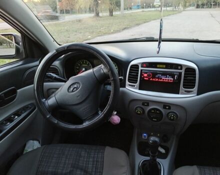 Серый Хендай Акцент, объемом двигателя 1.6 л и пробегом 266 тыс. км за 3700 $, фото 5 на Automoto.ua