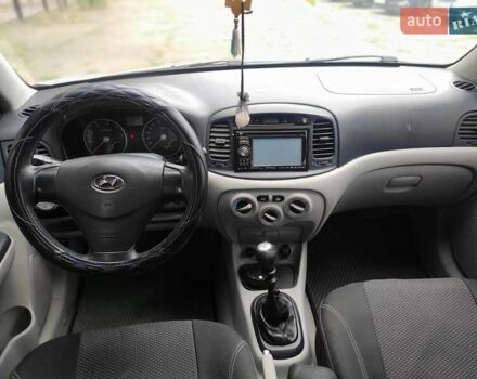 Серый Хендай Акцент, объемом двигателя 1.5 л и пробегом 232 тыс. км за 4205 $, фото 4 на Automoto.ua