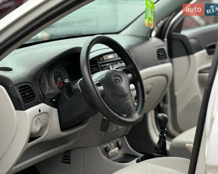 Серый Хендай Акцент, объемом двигателя 1.4 л и пробегом 149 тыс. км за 3650 $, фото 8 на Automoto.ua