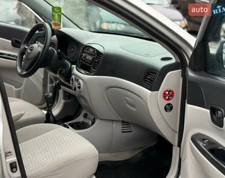 Серый Хендай Акцент, объемом двигателя 1.4 л и пробегом 149 тыс. км за 3650 $, фото 7 на Automoto.ua