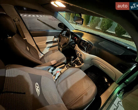 Серый Хендай Акцент, объемом двигателя 1.49 л и пробегом 250 тыс. км за 5300 $, фото 9 на Automoto.ua