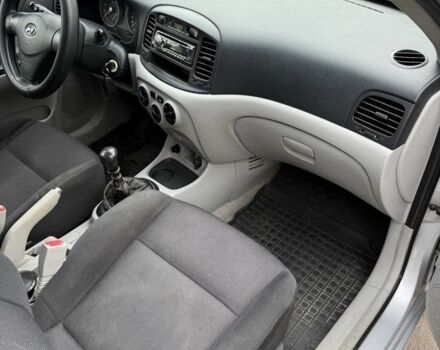 Серый Хендай Акцент, объемом двигателя 1.4 л и пробегом 200 тыс. км за 3500 $, фото 15 на Automoto.ua