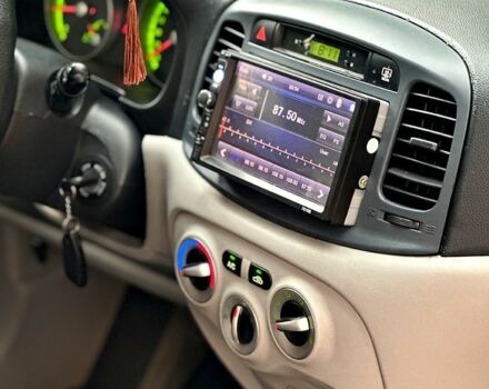 Серый Хендай Акцент, объемом двигателя 1.5 л и пробегом 189 тыс. км за 5500 $, фото 5 на Automoto.ua