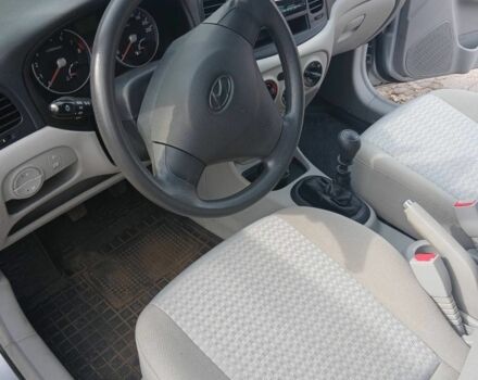 Сірий Хендай Акцент, об'ємом двигуна 1.4 л та пробігом 83 тис. км за 5999 $, фото 3 на Automoto.ua