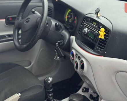 Серый Хендай Акцент, объемом двигателя 1.4 л и пробегом 260 тыс. км за 4500 $, фото 4 на Automoto.ua