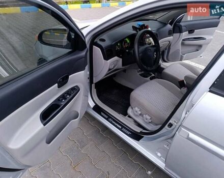 Серый Хендай Акцент, объемом двигателя 1.4 л и пробегом 186 тыс. км за 5000 $, фото 4 на Automoto.ua