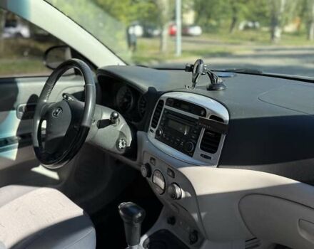 Сірий Хендай Акцент, об'ємом двигуна 1.6 л та пробігом 136 тис. км за 6300 $, фото 24 на Automoto.ua