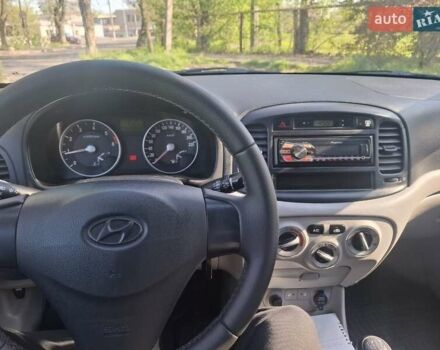 Серый Хендай Акцент, объемом двигателя 1.49 л и пробегом 174 тыс. км за 4300 $, фото 2 на Automoto.ua