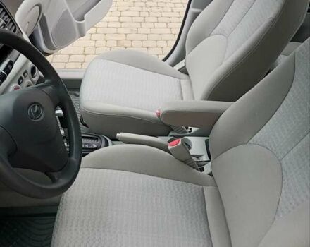 Сірий Хендай Акцент, об'ємом двигуна 1.4 л та пробігом 73 тис. км за 5995 $, фото 28 на Automoto.ua