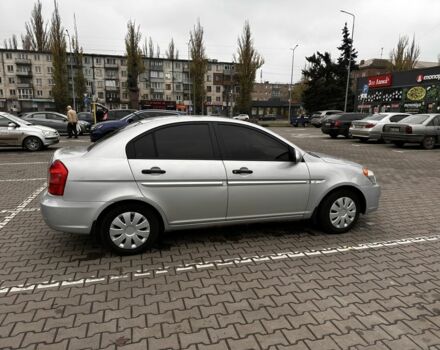 Серый Хендай Акцент, объемом двигателя 1.4 л и пробегом 327 тыс. км за 4500 $, фото 3 на Automoto.ua